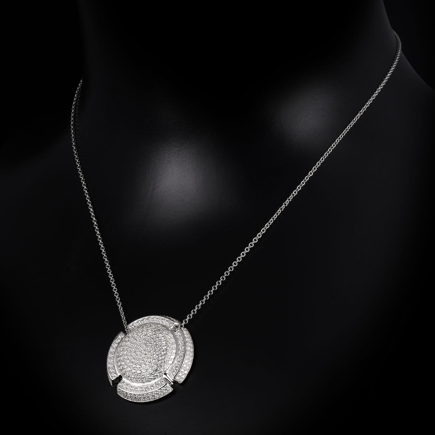 Collier Eternel porté sur buste noir