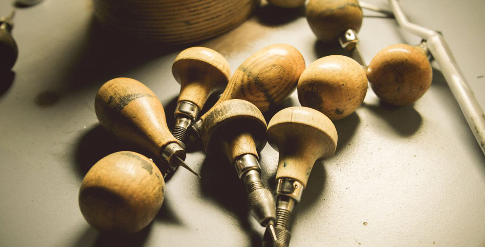 Les outils de sertissage en buis, sur l'établi